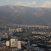 Teheran - Ausblick vom Fernsehturm "Borj-e Milad". Im abendlichen Dunst geht der Blick zum Elburs-Gebirge, dass sich nördlich der iranischen Hauptstadt auf fast 4.000 m erhebt.