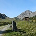 Nicht mehr weit bis zur Innerpalüdalpe. Leicht wellig schlängelt sich der Weg hier entlang - immer weiter aufs Joch zu. Der Felskopf direkt über der kleinen Hütte ist der Fundelkopf.