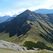 Die Landschaft wird alpiner, die Aussicht immer besser und der Adrenalinpegel steigt auch noch... :-) Blick übers Amatschonjoch hinweg zur Windeggerspitze.