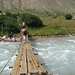 wacklige Holzbrücke über den reißenden Gletscherfluss