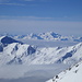 Über den Alpentälern liegt zäher Hochnebel mit einer Obergrenze bei ca. 2000 m, darüber ragen die Bergmassive wie Inselgruppen empor - eine eindrückliche Szenerie!