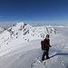 [u Becks] posiert vor der Tiejer Flue. Aus dem stellenweise bis 2200 m hinaufreichenden Nebelmeer im Norden ragen einzelne Berggruppen heraus