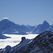 Scharf hebt sich der Amselturm gegen das Nebelmeer ab, dahinter die Bergüner Stöcke und die Gipfel des Bergells auf der Grenze zu Italien