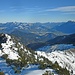Blick über's Inntal zum Walchsee; links Chiemgauer Alpen, rechts Zahmer Kaiser.
