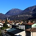 Riva San Vitale (273m).<br /><br />Im Hintergrund liegt malerisch auf einem Sonnenbalkon gelegen das Dorf Rovio (498m). Am Horizont ist die Sighignola (1314m) zu sehen auf dessen Gipfel ich zwei Wochen zuvor stand.