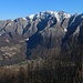 Aussicht vom Monte San Giorgio (1096,7m) auf den Monte Generoso / Calvagione (1701,3m).