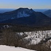 Aussicht unterhalb des Gipfels vom Monte San Giorgio (1096,7m) über die Kuppe Cassina (902m) zu den drei Gipfeln Poncione d'Arzo (1015m), Monte Pravello (1015m) und Monte Orsa (998m).