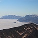 Nebel überm Inntal, hinten die Chiemgauer Alpen