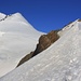 Auf dem Firngrat vom Aletschjoch (3623m) zum P.3718m. Links uben grüsst das Aletschhorn (4193m).