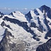 Gipfelaussicht vom Aletschhorn (4193m) im Zoom auf Gross Grünhorn (4043,5m), Agassizhorn (3946m) und Finsteraarhorn (4273,9m).