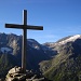 Neben diesem Kreuz verzweigt sich der Weg, links gehts zur Hütte und geradeaus zum Bergseeschijen oder auch in Richtung Voralphütte