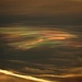 Irisierende Wolken bei Sonnenuntergang: <br />Manchmal weisen bestimmte Teile von Wolken besonders an den Wolkenrändern  wunderschön schillernde Farben auf, was durch Lichtbeugung an den Wassertröpfchen in den Wolken hervorgerufen wird. Unterschiedliche Tropfengröße ruft unterschiedliche Farben hervor. Dieses Phänomen tritt oft bei sich schnell bildenden Wolken, wie z.B. Föhnwolken (Altocumulus lenticularis) auf. Siehe auch [http://www.meteoros.de/themen/atmos/beugung-interferenz/irisierende-wolken/]<br /><br />Interferenza con bei colori nelle nuvole al tramonto:<br />Qualchevolta in certe parti delle nuvole ai loro bordi si vedono dei colori medreperlacei, create dalla rifrazione dalla luce nelle gocce d`acqua nelle nuvole. La grandezza diversa delle gocce d`acqua crea colori diversi. Questo fenomeno si vede spesso nelle nuvole formate velocemente come le Altocumulus lenticularis, le nuvole di favonio. Leggi anche  [http://www.meteoros.de/themen/atmos/beugung-interferenz/irisierende-wolken/].<br />