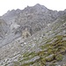 Blick zurück Richtung Monte Cassa del Ferro. Von hier aus sehr unübersichtlich, man kann oben unterhalb der Steilwände gerade noch die Querung sehen (grüne Terassen).