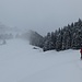 Wir steuern auf dei Skihütte zu. Oben bereits der Grat im Nebel zu erkennen