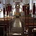 Gute Architektur: innen wirkt die Kirche größer. (Blick vom Westen in den Chor; oberhalb sieht man die Kante der Orgelempore 
