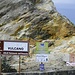Gleich am Hafen von Vulcano sehen wir auf die Mineralien der Vulkaninsel.