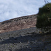 Beim Aufstieg auf den Vulkan; zuerst schwarze Lava, später rotes Gestein
