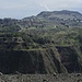 Im Hintergrund die vielen einzelnen Häuser von Vulcano Piani. Die Sicht aus großer Höhe zeigt deutlich, dass die Siedlung mitten in einer alten Caldera liegt.