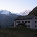 Die Trifthütte im Morgenlicht mit Monte Rosa und Liskamm.