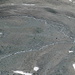 Blick vom Piz Surgonda (Ostgipfel): Gletscherbach vom Vadret Traunter Ovas, Ausschnitt vom [http://www.hikr.org/gallery/photo166955.html?post_id=15945#1 letzen Bild (links unten)], eine wahrlich steinreiche Landschaft. 