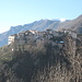 Castello - gleich gegenüber <br />und darüber - schneebedeckt - der Monte Boglia