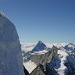 Von nah zu fern: Schalihorn, Zinalrothorn und (knapp sichtbar) Obergabelhorn. Dann links Matterhorn, rechts Dent d'Hérens und noch knapp aus den Wolken schauend, der Gran Paradiso (?).