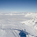 Blick vom (Ski-)Gipfel des Schwarzhorns auf das Hochnebelmeer im Norden, aus dem einzelne Bergmassive wie Inseln herausragen