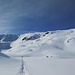 Rückblick zum Gipfel; rechts der verschneite Obere Wildalmsee.