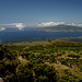 Ilha do Pico - Ausblick über den Westen der Insel mit der Hauptstadt Madalena nach Faial. Auch wenn es vielleicht nicht so scheint: Die Nachbarinsel ist immerhin 1.043 m hoch - am Cabeço Gordo. Dort befindet sich auch eine eindrucksvolle Caldera mit etwa 2 km Durchmesser und 500 m Tiefe, die wir später noch besuchen.