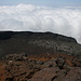 Pico - Blick vom Pico Piquinho in den Krater. Rechts sind die steilen, nördlichen Abbrüche zu erkennen. Links lassen sich auch einige der teils sehr tiefen Spalten im Kraterboden erahnen.