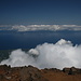 Pico - Ausblick vom Pico Piquinho in etwa nördliche Richtung. An der Nachbarinsel São Jorge haben sich auch Wolken angesammelt.