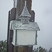 Die vereiste Gipfelbuch-Box auf dem Simetsberg.