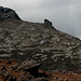 Pico - Blick vom Pico Piquinho auf einen Teil-Bereich des Kraterbodens. Dieser bricht hier steil ab, da nordseitig der Kraterrand "fehlt". Gut ist auch die atmosphärische Messstation (PICO-NARE) in 2.225 m Höhe zu erkennen. Während des Abstiegs werden wir noch einen kurzen Abstecher dorthin machen.