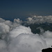 Pico - Ausblick vom Pico Piquinho in etwa nordöstliche Richtung, wo sich die tieferliegenden Teile der Insel meist unter Wolken verstecken.