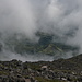Im Abstieg vom Pico - Durch eine Wolkenlücke ist ein tieferliegender Nebenvulkan zu erkennen.