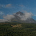 Ilha do Pico - Blick von São Roque do Pico/Cais do Pico, d. h. etwa aus nordöstlicher Richtung, zum namensgebenden Berg. Gut ist der aufgesetzte Kegel des "Kleinen Pico", Pico Piquinho, zu sehen. Und auch die steilen, nordseitigen Abbrüche vom Krater sind zu erahnen. 