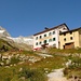das Hotel du Trift 2337m im Aufstieg zur Rothornhütte 3198m, links die Wellenkuppe 3903m