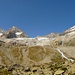 links Ober Gabelhorn 4063m und Wellenkuppe 3903m, in der Mitte der rechten Bildhälfte führt die Moräne zur Rothornhütte 3198m