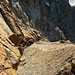 Tiefblick von der Platte, beim unteren, knapp zu erkennenden Bergsteiger in rot, führt die direkte Route über die Rippe zur Gabel hoch