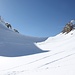 <b>Chantal in discesa al Gemschschlücht.<br />La discesa dal Guggernüll è una delle più piacevoli di tutte le mete classiche delle Alpi Lepontine Orientali. <br />È solo una questione di condizione fisica; i più allenati potrebbero sciare nella neve fresca dalla cima fino al Tamboalp senza soste. </b>