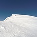<b>Dopo due ore di sciata raggiungiamo la cresta SE, ad un centinaio di metri a nord del Gemschschlücht. Iniziano gli ultimi 500 m della salita, i più impegnativi. Rinuncio ai rampanti: la neve in questo tratto è ventata, ma non ancora gelata.</b>