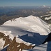 Blick vom Liskamm Westgipfel runter zum Felikhorn (ganz links), zum Castor (Bildmitte) und Mont Blanc (hinten rechts).