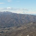 Blick vom Monte Carmo, unten Bardineto, knapp rechts der Mitte Monviso (etwa 75 km entfernt)