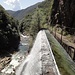 Beim Überlauf der Wasserleitung in die tieferliegenden Ortschaften stürzt das Wasser eindrucksvoll zurück in den Rio Pogallo.