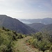 Der beeindruckend angelegte Weg zur Alpe Pra.<br />Hinten der Lago Maggiore und der Mottarone.