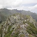 Auf dem kleinen Gipfel (P.1900), dahinter geht es steil bergab in den Sattel vor der Corona di Ghina.