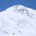 Elbrus Ost Gipfel gilt trotz seiner Höhe von 5621m nicht als zweithöchster Europäer. Diese Rolle hat Dyhautau inne mit seinen 5204m. Der Grund dürfte in der Schartenhöhe zwischen den beiden Elbrus Gipfel liegen.