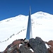 Denkmal zum zweiten Weltkrieg mit den Gipfeln des Elbrus