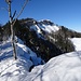 ... mit Einblick in die von Schnee und Wind geformten Abstürze ...