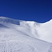 Der Gipfelhang weist deutlich unterschiedliche Schneedeckenverhältnisse auf. In den Rinnen liegt noch Triebschnee, Rücken sind abgeblasen und rechts gibt es Firn!